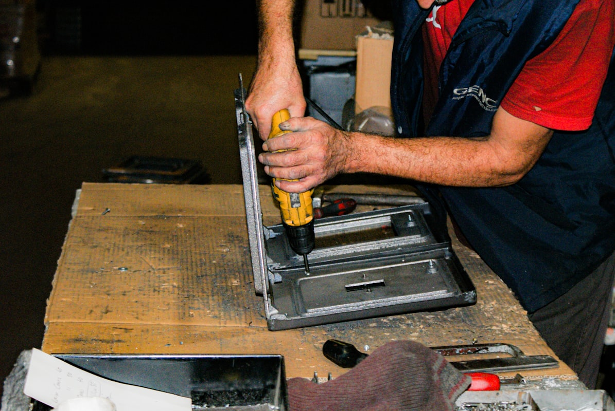 Técnico reparando electrodoméstico